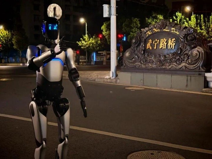 چین میں تیار کردہ ایک انسان نما روبوٹ نے ملک کے مشرقی شہروں کے درمیان بغیر بند ہوئے 106 کلومیٹر پیدل چل کر نیا گنیز ورلڈ ریکارڈ قائم کر دیا ہے۔(شِنہوا)