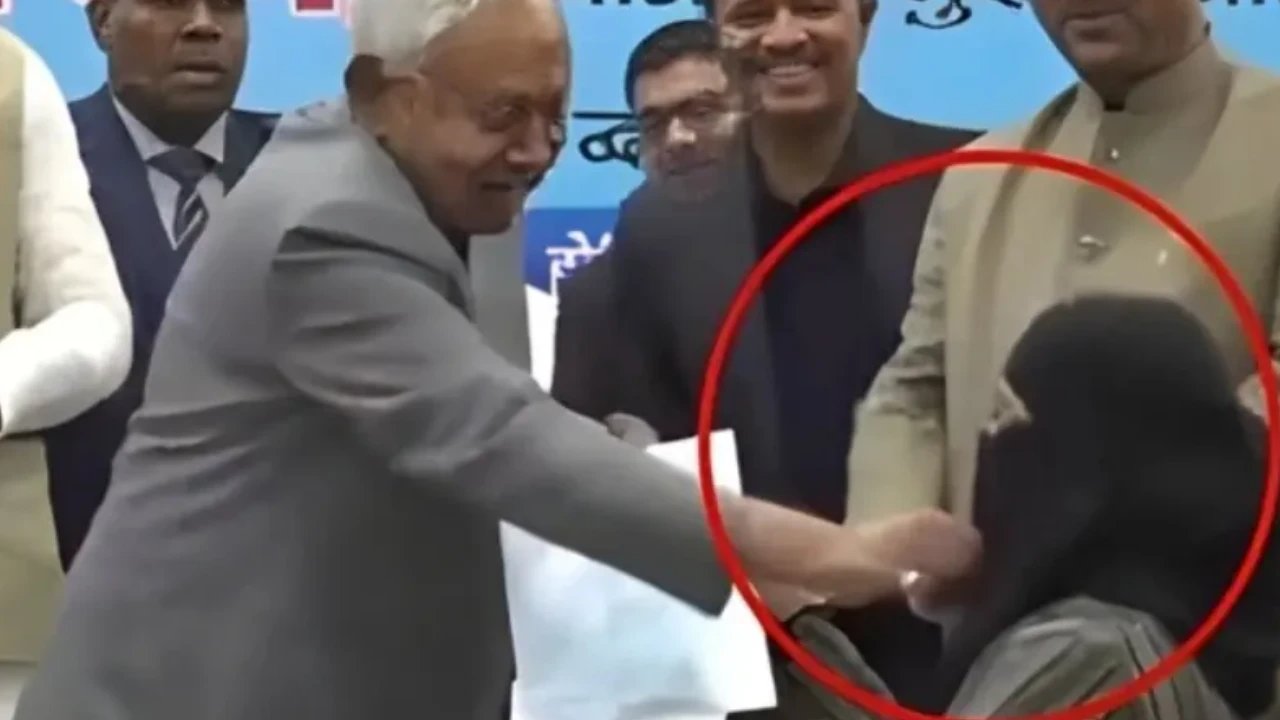 بہار کے وزیراعلیٰ کی مسلم خاتون کے نقاب ہٹانے پر شدید تنقید [Draft]