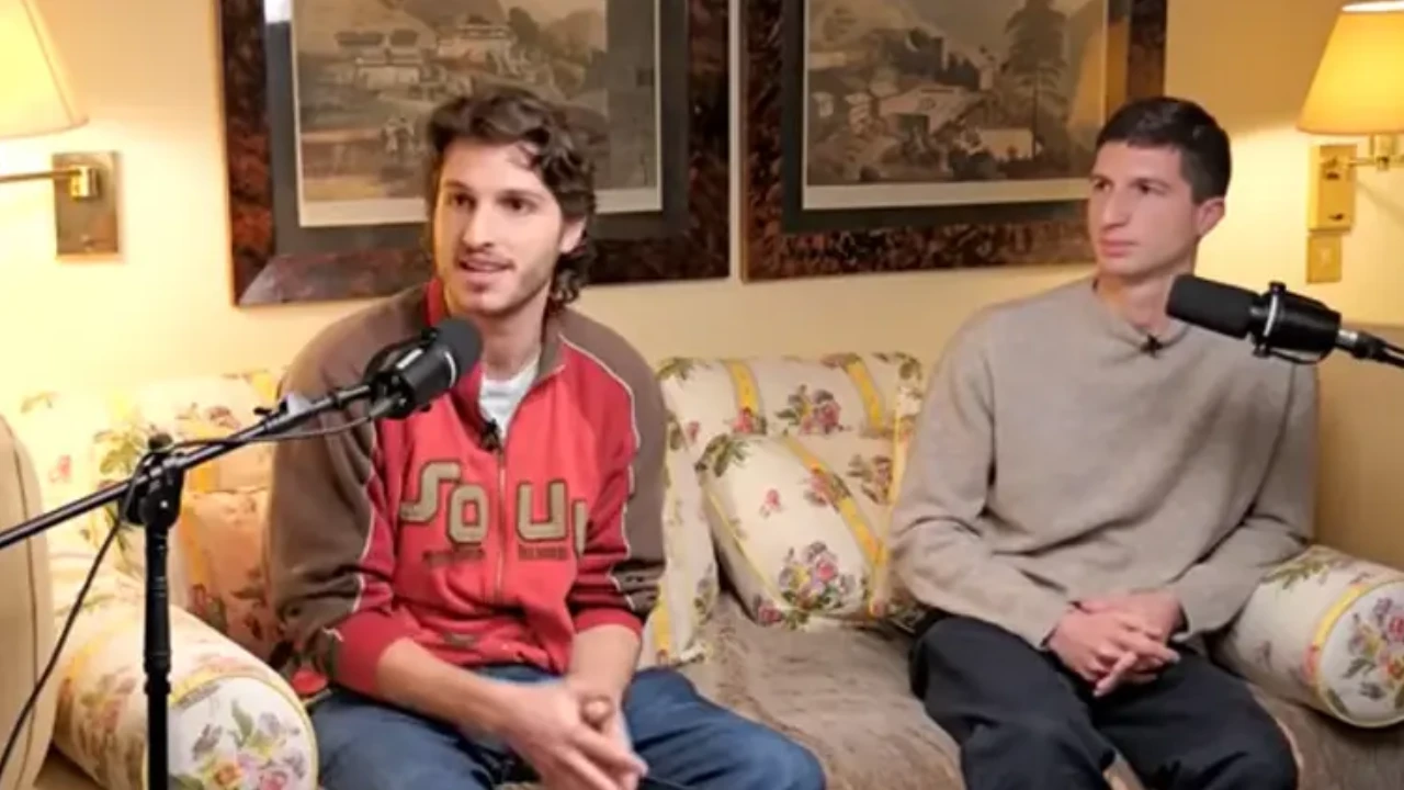 عمران خان کے بیٹے جنوری میں پاکستان کا دورہ کریں گے [Draft]