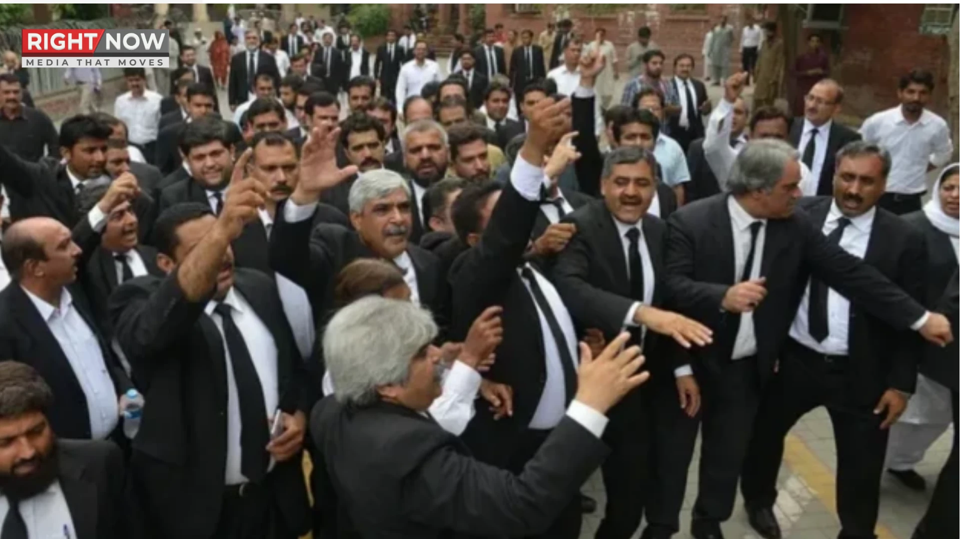 پشاور میں سول ججز بھرتی کے لیے 2 سالہ تجربہ ختم کرنے پر وکلاء کا احتجاج [Draft]