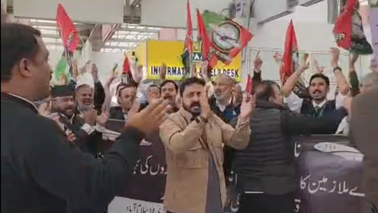 پی آئی اے کی نجکاری کے خلاف ملازمین کا اسلام آباد میں دھرنا [Draft]