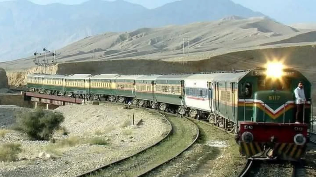 بلوچستان میں ریلوے ٹریک دھماکوں کے بعد ٹرین سروس معطل [Draft]