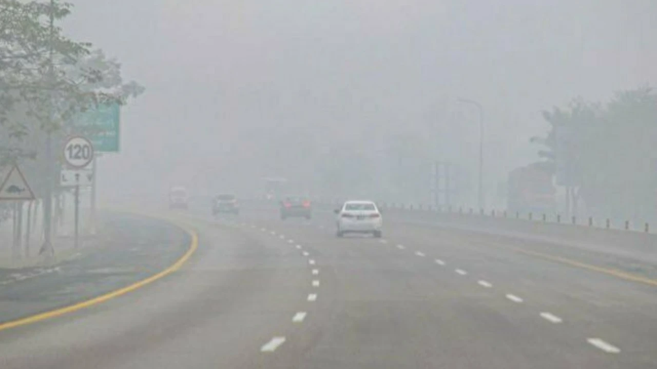 پنجاب میں دھند کے باعث لاہور سیالکوٹ موٹروے بند [Draft]