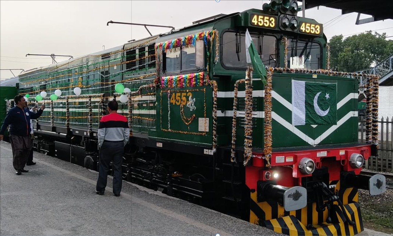 اسلام آباد ایکسپریس کا انجن حادثے سے بچا، آمد و رفت متاثر