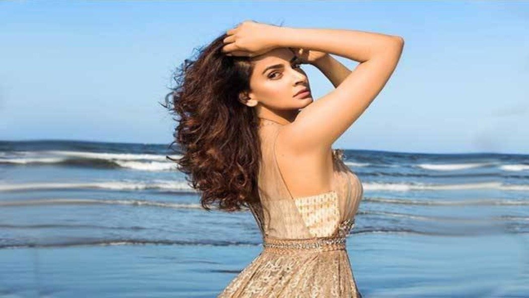 صبا قمر کی بولڈ ویڈیو پر صارفین کی تنقید