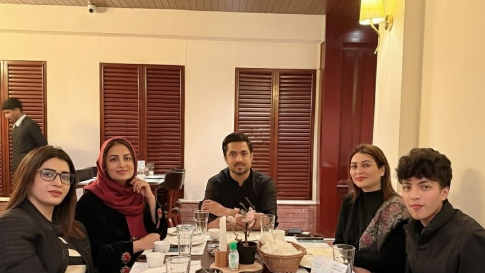 اقرار الحسن کی تین بیویوں کے ساتھ ڈنر پر تنقید