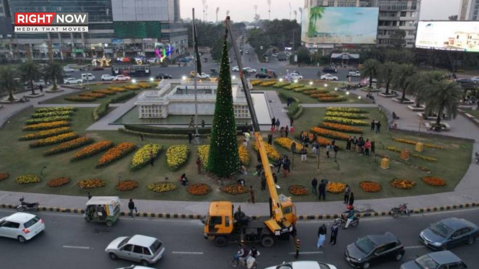 لاہور کے لبرٹی چوک پر کرسمس کے موقع پر 42 فٹ بلند کرسمس ٹری نصیب