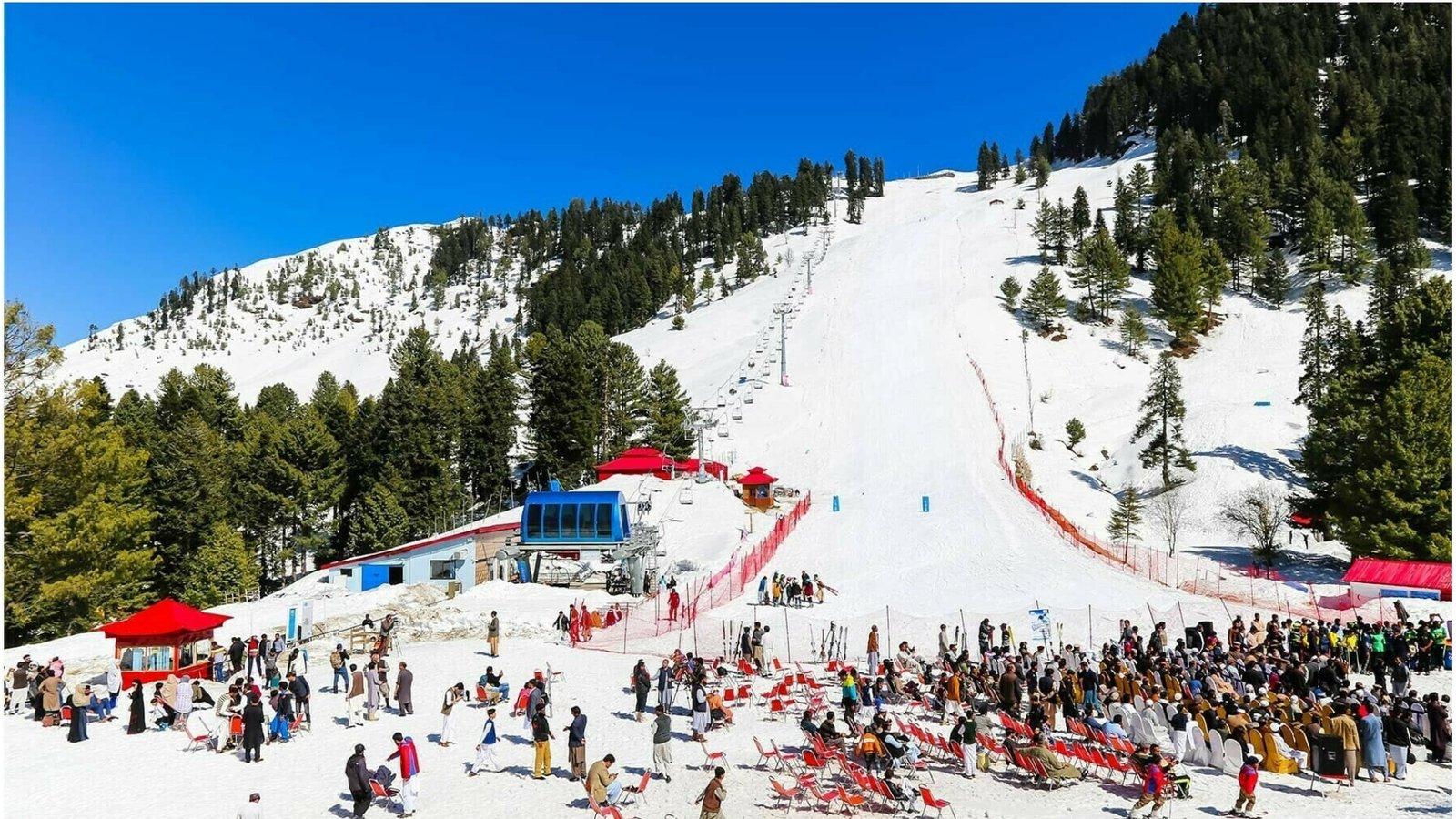 سوات میں پہلی برف باری کے بعد مالم جبہ میں سیاحوں کا رش