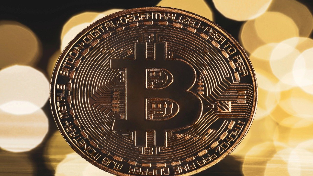 بٹ کوائن کی قیمت 90 ہزار ڈالر سے تجاوز کر گئی