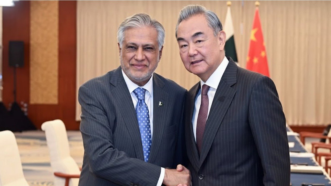 اسحاق ڈار پاک چین سٹریٹجک ڈائیلاگ میں شرکت کے لیے بیجنگ روانہ