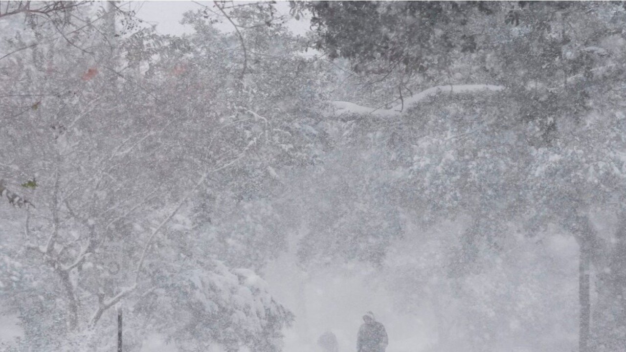 برطانیہ،ویسٹ مڈلینڈز میں برفانی طوفان سے شدید برفباری