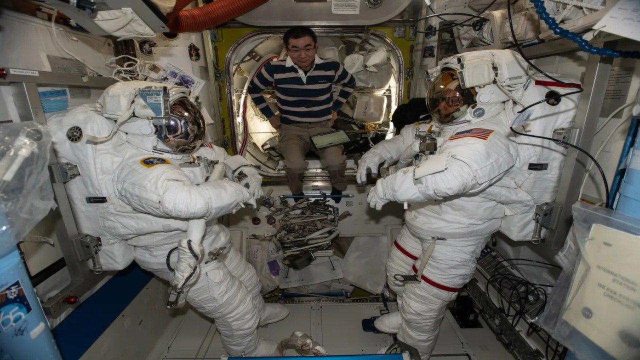 خلاباز کی طبیعت ناساز، ناسا کا عملے کی واپسی کا فیصلہ