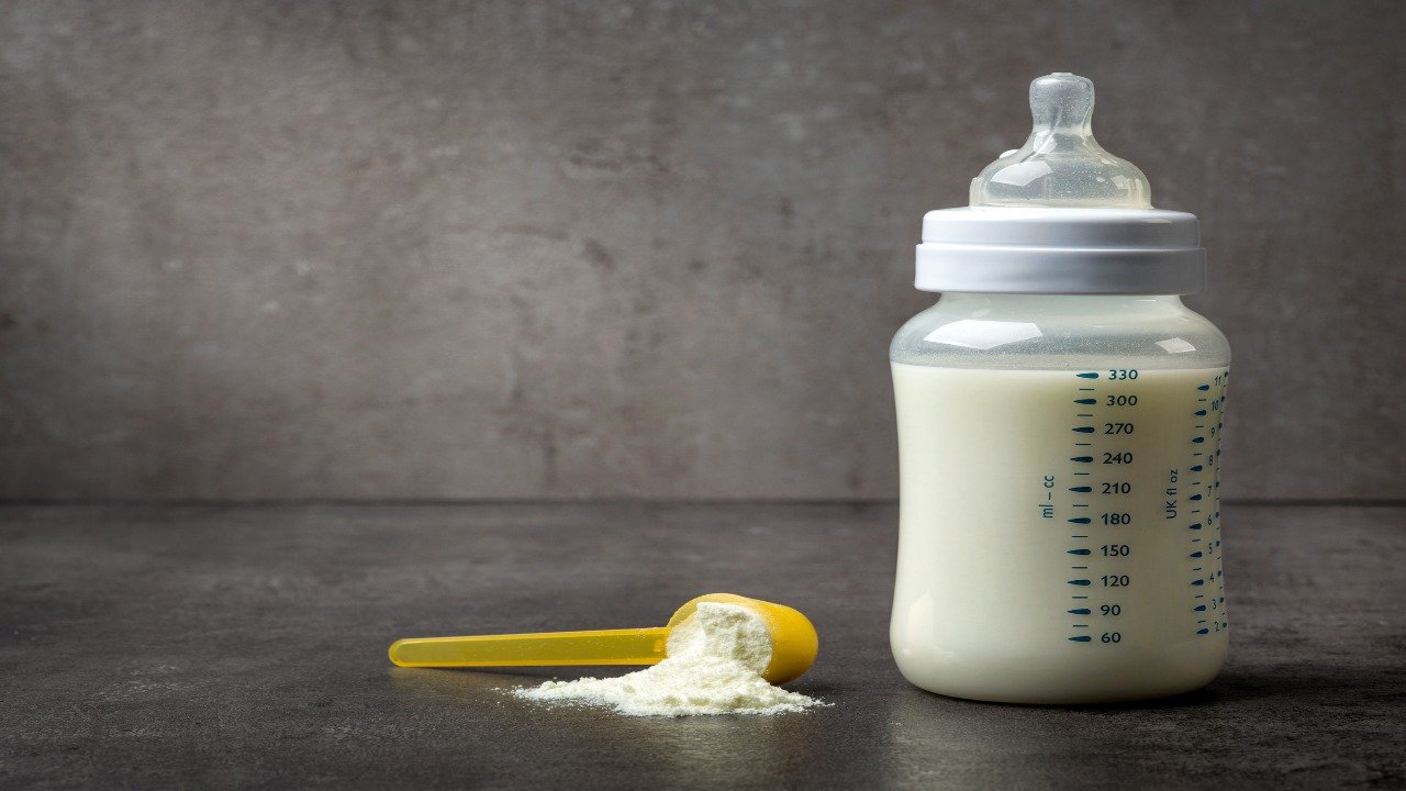 یو اے ای میں فارمولا دودھ کے ڈبے احتیاطی طور پر مارکیٹ سے ہٹائے گئے