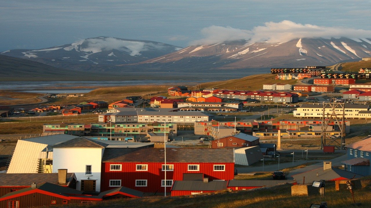 سوالبارڈ، رہائش و کام کی آزادی، تدفین ممنوع