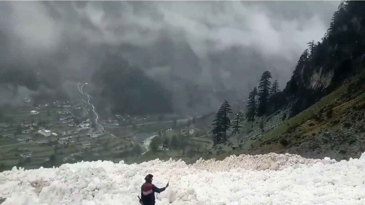 پاکستان میں شدید سردی کی لہر، درجہ حرارت منفی چھ تک پہنچ گیا