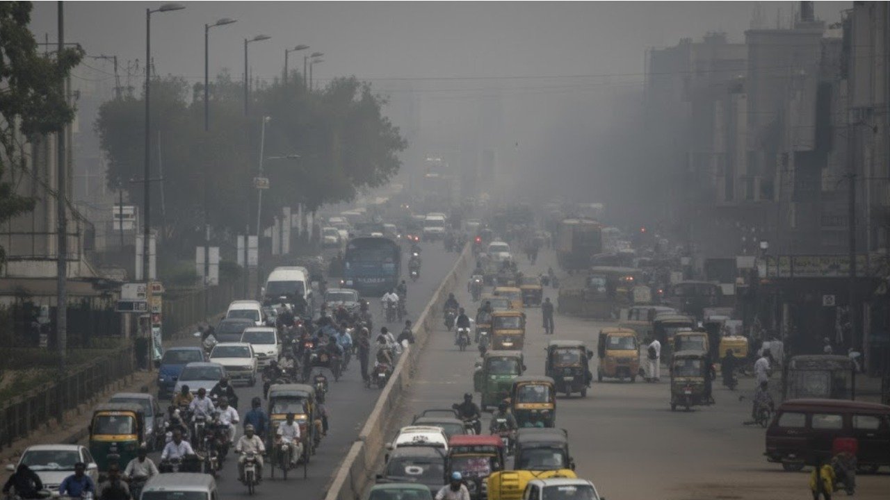کراچی فضائی آلودگی میں عالمی سطح پر دوسرے نمبر پر پہنچ گیا