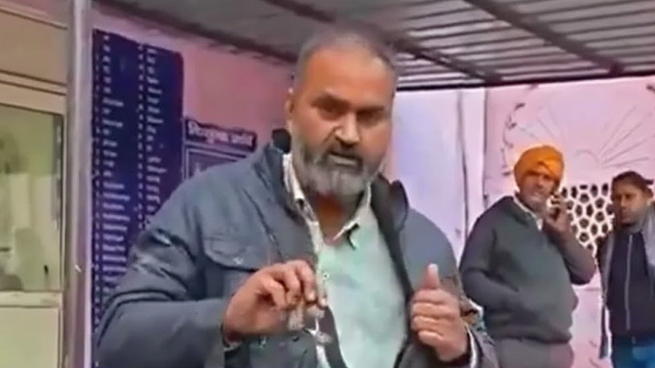 کوبرا کے ڈسنے پر بھارتی رکشہ ڈرائیور کا حیران کن اقدام