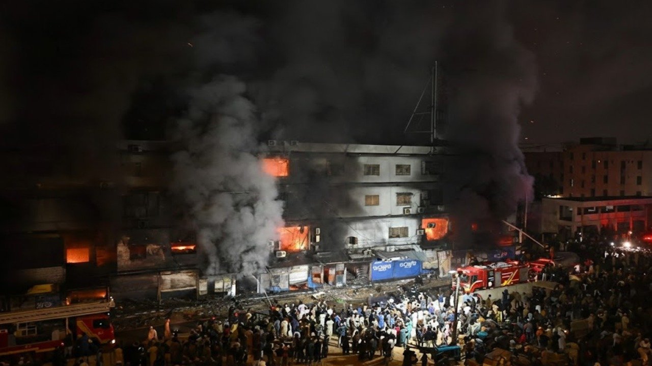 سانحہ گل پلازہ میں ریسکیو میں تاخیر پر حکومت پر تنقید