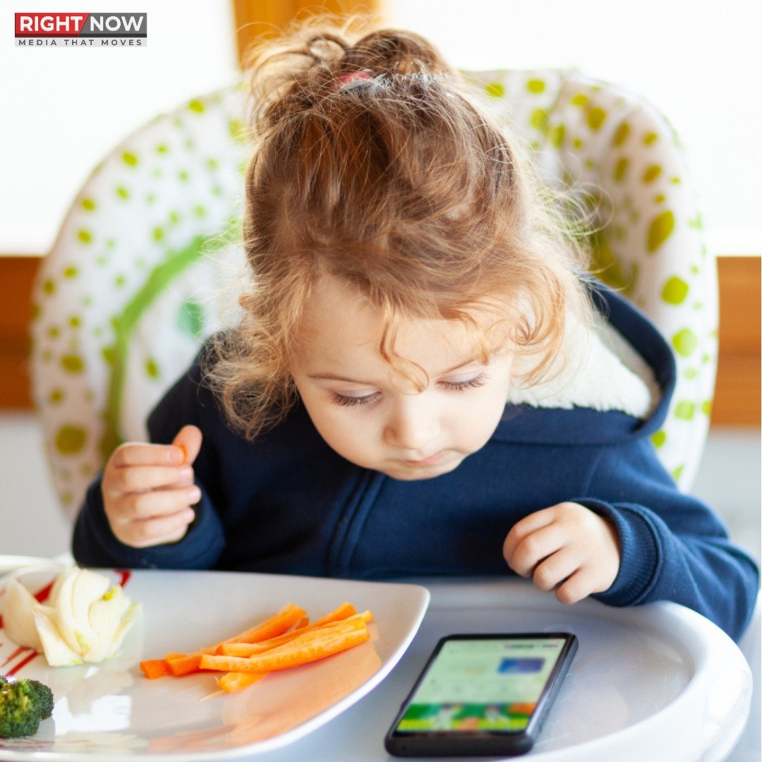 بچوں کو کھانا کھلانے کے دوران موبائل کا استعمال نقصان دہ