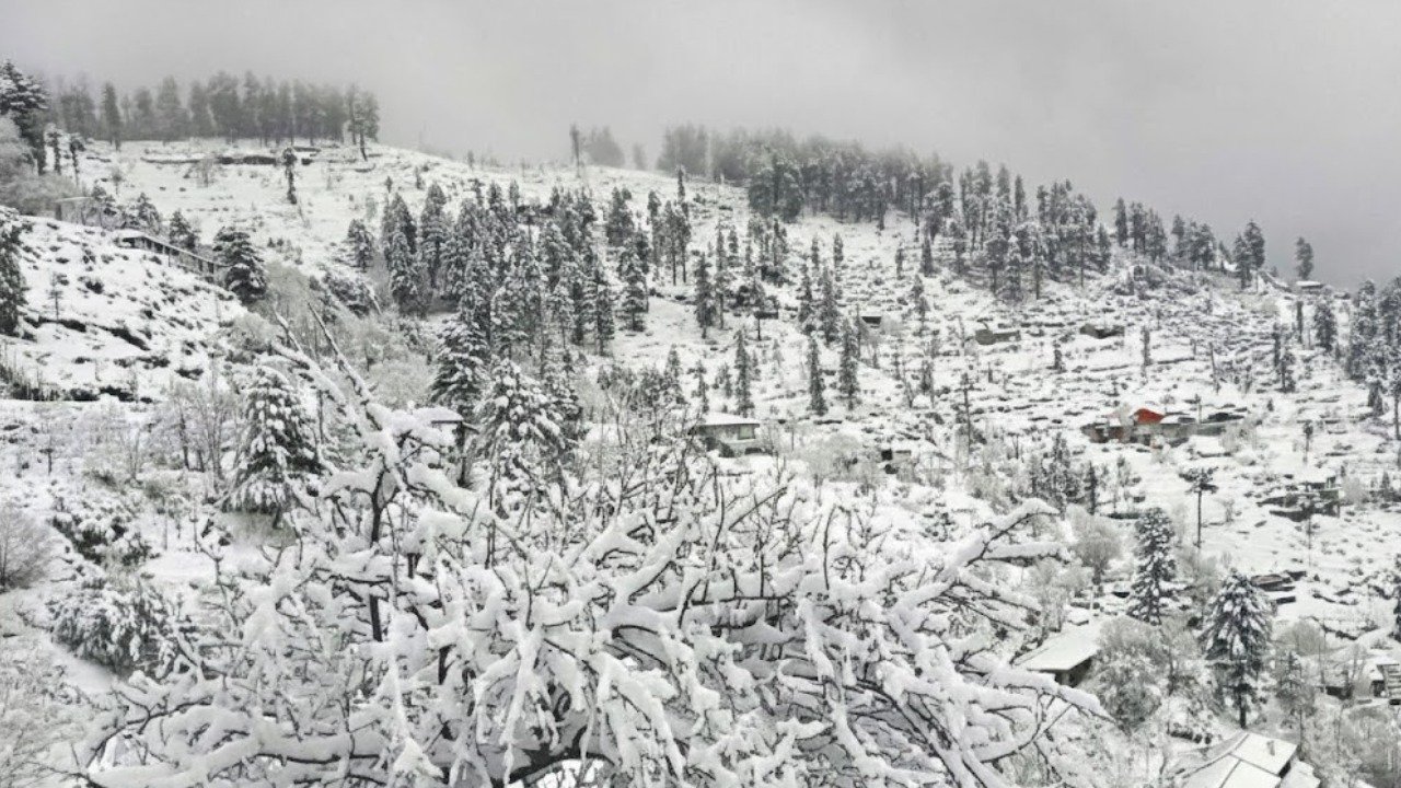 بالائی علاقوں میں شدید برفباری سے زندگی مفلوج، سڑکیں بند