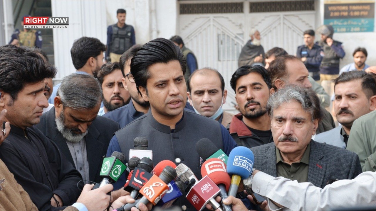 وفاقی حکومت آپریشن کا الزام صوبائی حکومت پر ڈال رہی ہے: کے پی معاون خصوصی