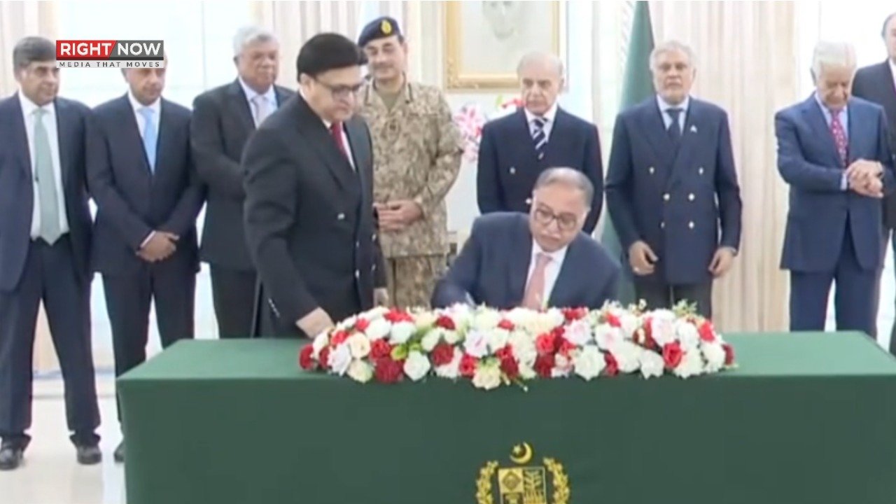 پی آئی اے کی نجکاری کے معاہدے پر دستخط کی تقریب