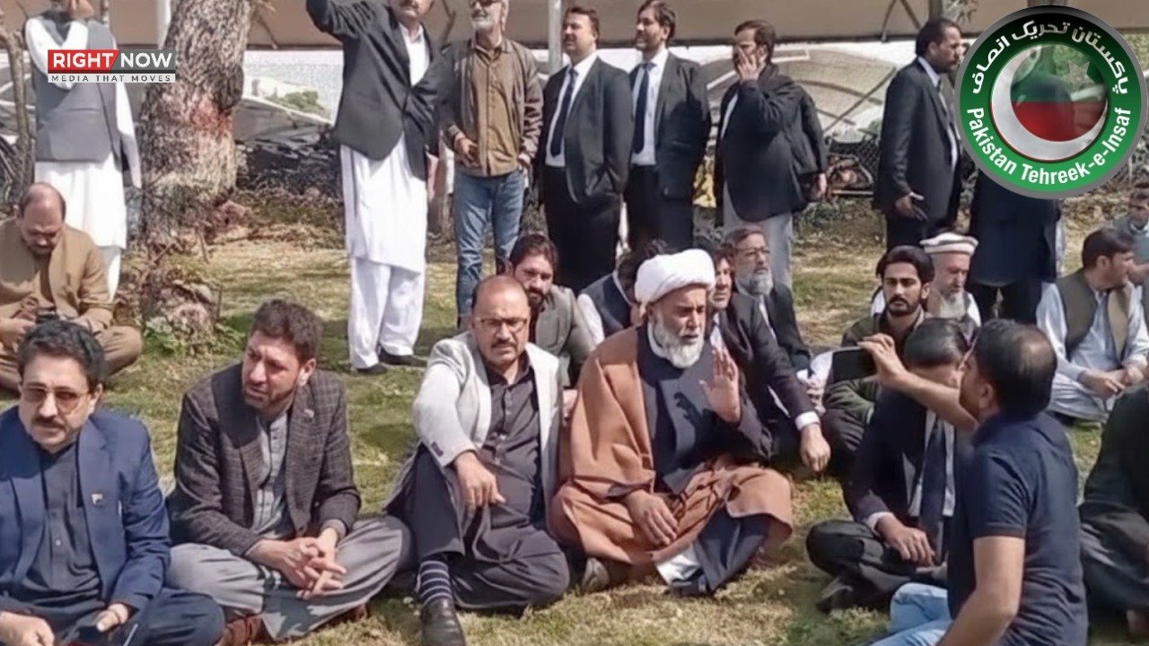 سپریم کورٹ کے باہر پی ٹی آئی ارکان کا احتجاجی مظاہرہ