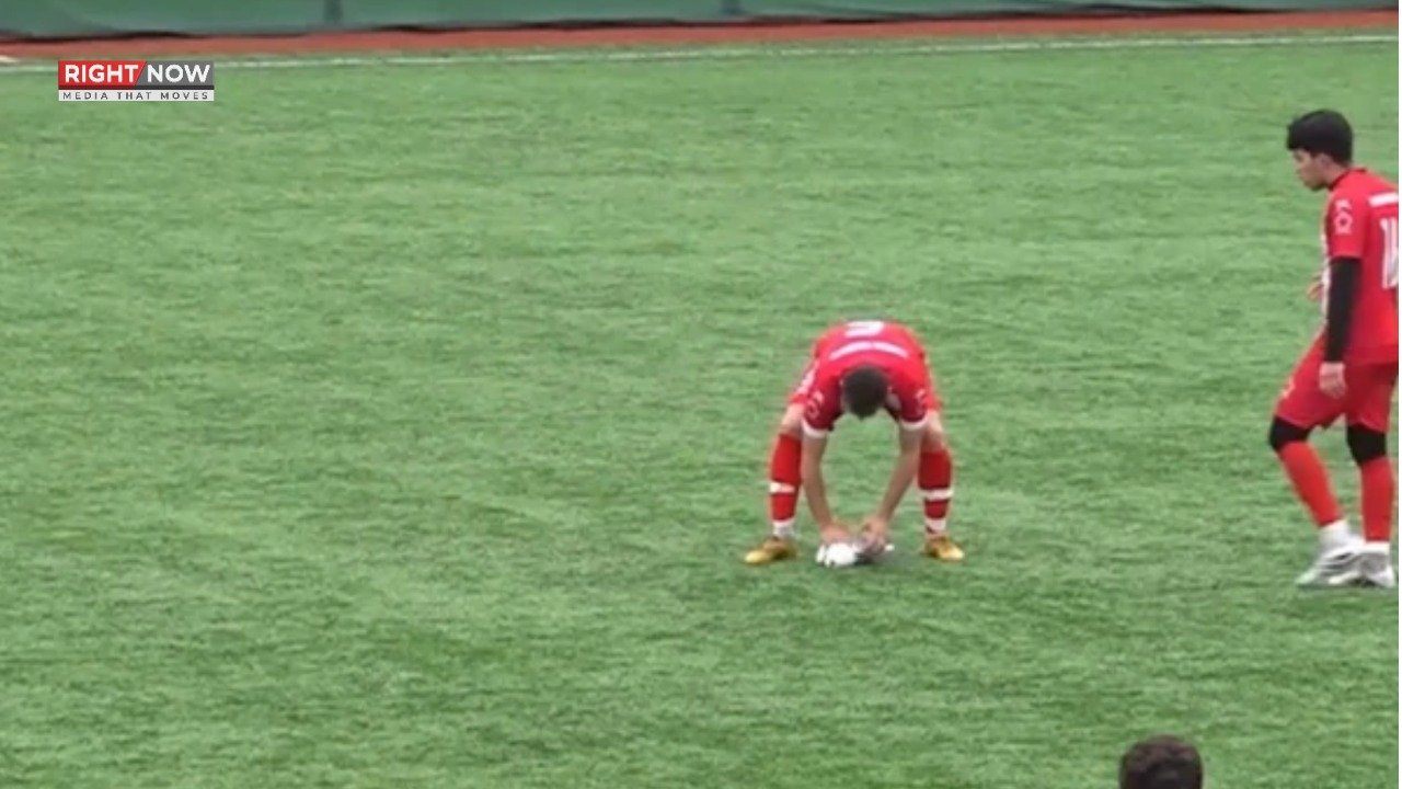 استنبول میں فٹبال میچ کے دوران کھلاڑیوں نے بے ہوش پرندے کو بچا لیا