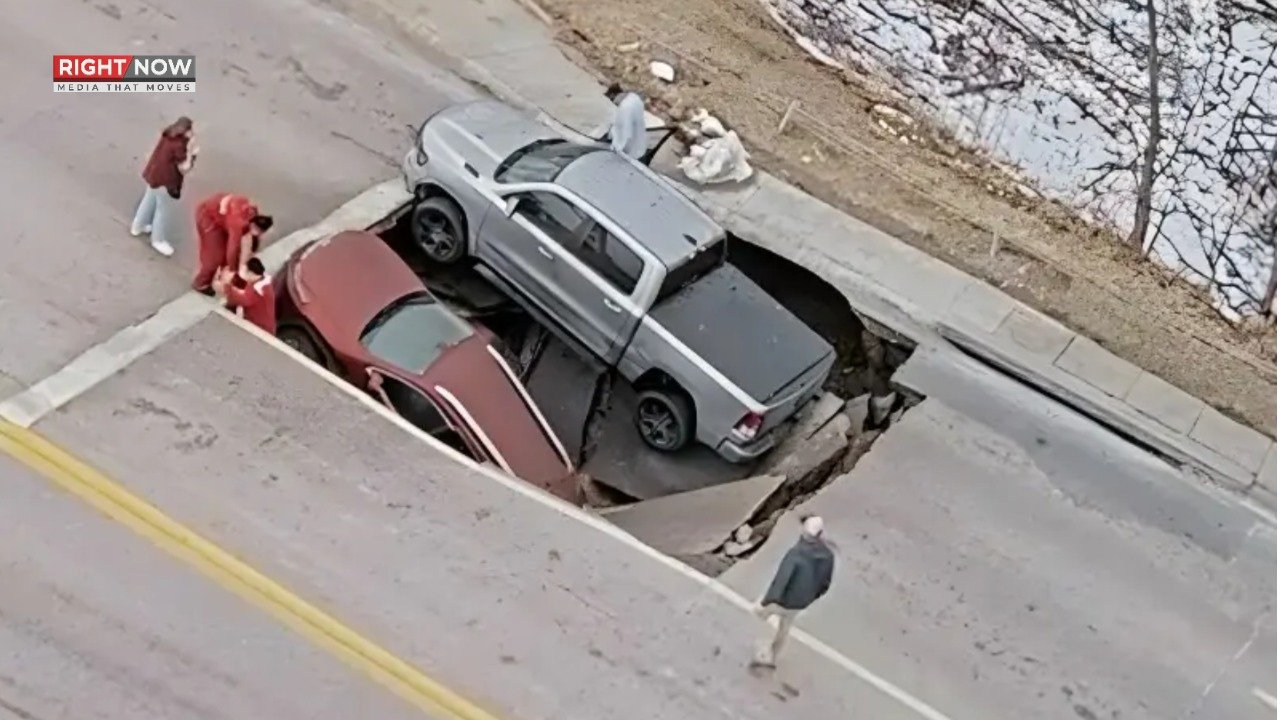 امریکا: اوماہا میں سڑک کے دھنسنے سے دو گاڑیاں گڑھے میں جاگریں