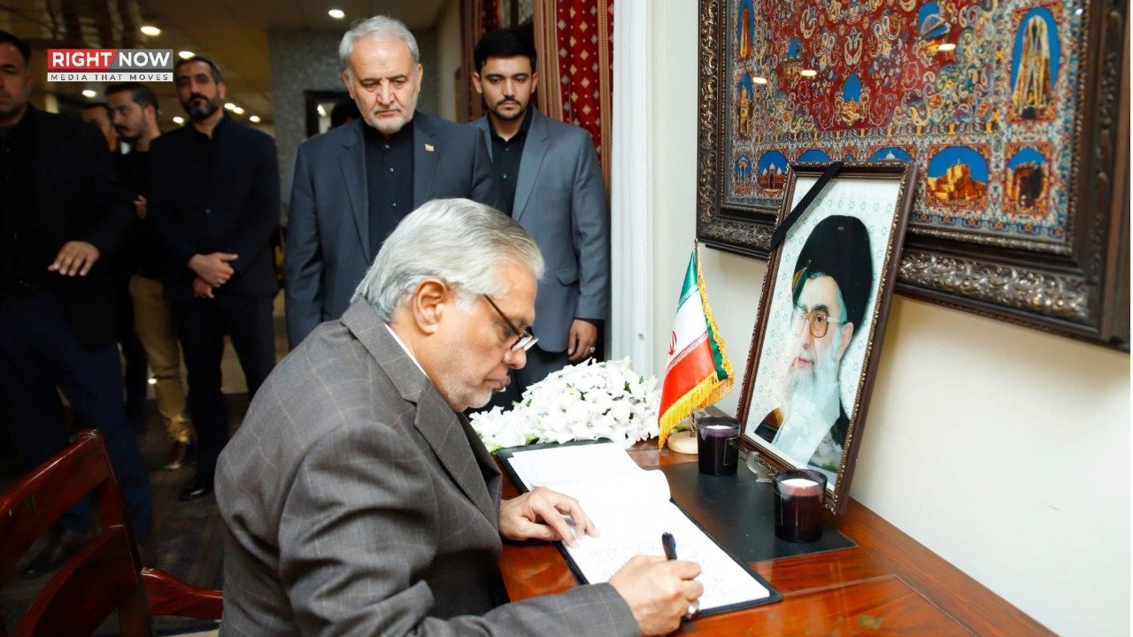 اسحاق ڈار کا ایرانی سفارت خانے میں تعزیتی کتاب پر تاثرات