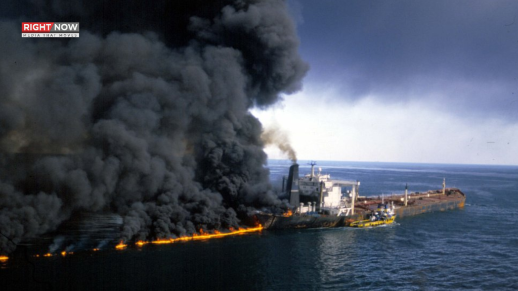 ایران عراق جنگ میں آئل ٹینکر تباہ ہو گیا