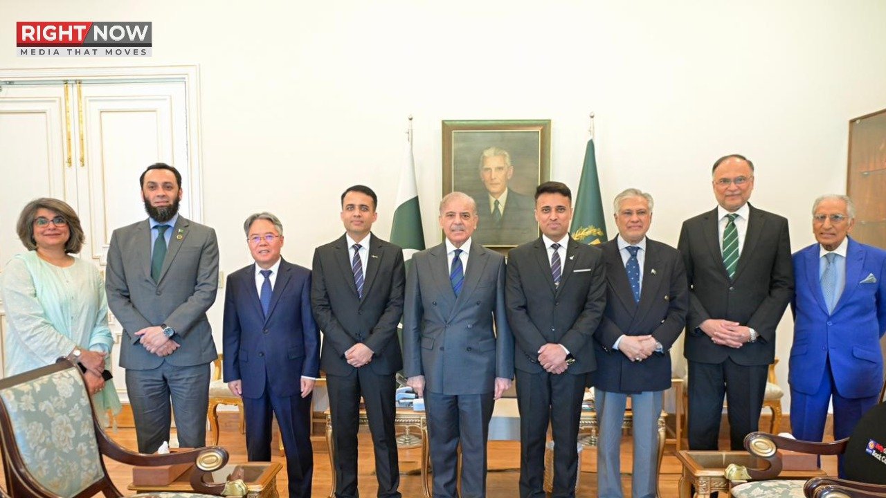 وزیراعظم سے پاکستانی خلابازوں کی ملاقات، کامیابی پر مبارکباد