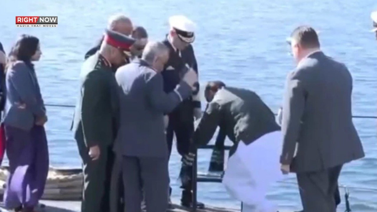 بھارتی وزیر دفاع آبدوز میں پھنسے، ویڈیو وائرل