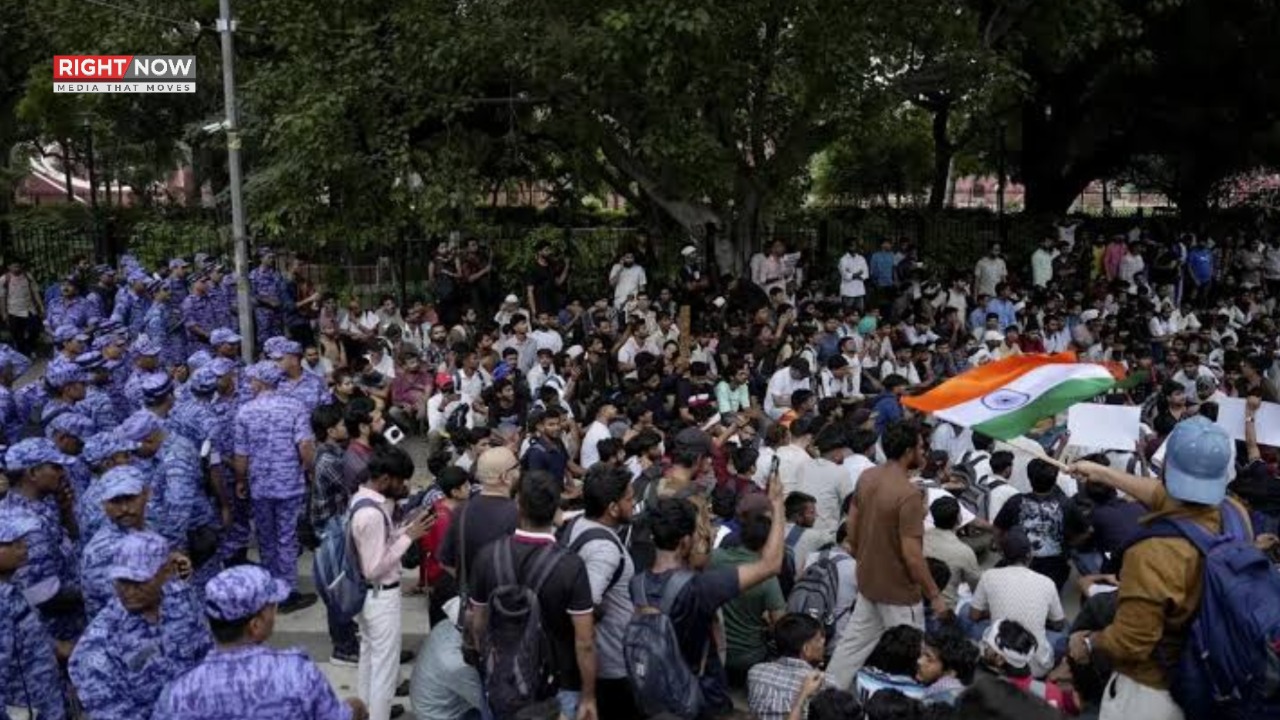 بھارت میں کاکروچ تحریک کی پارلیمنٹ کی طرف مارچ، پولیس کا لاٹھی چارج